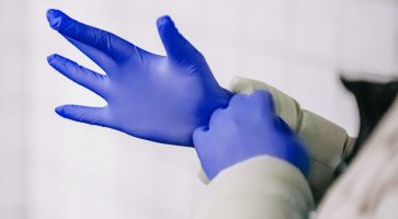 Găng tay Nitrile có hết hạn sử dụng không?